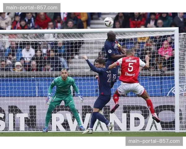 评论：环保组织呼吁法甲联赛减少夜间比赛以降低能源消耗引发的争议