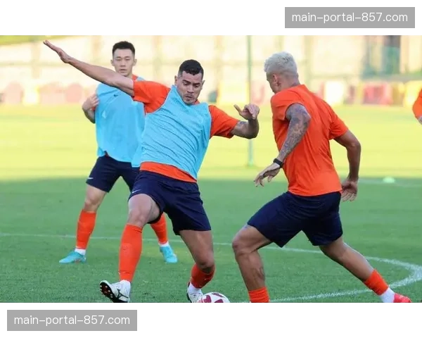 特写：父子对决：球场两边，一边是球员，一边是裁判