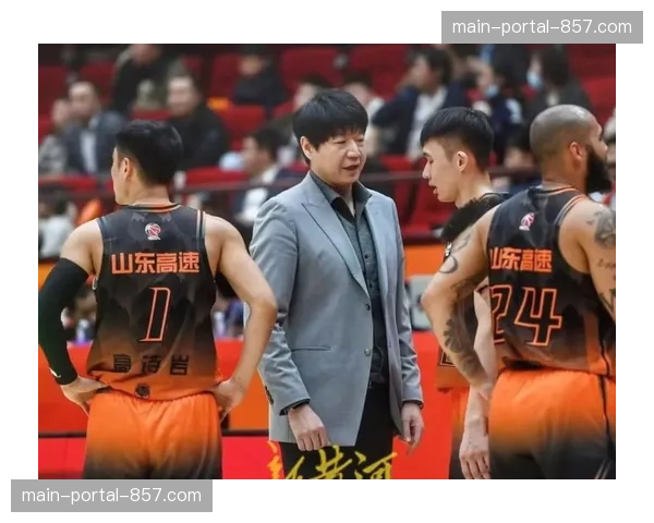 【2026年4月CBA联赛·赛中·聚焦特写：总决赛现场，技术统计员紧盯多块屏幕，确保每一次触球数据被准确录入